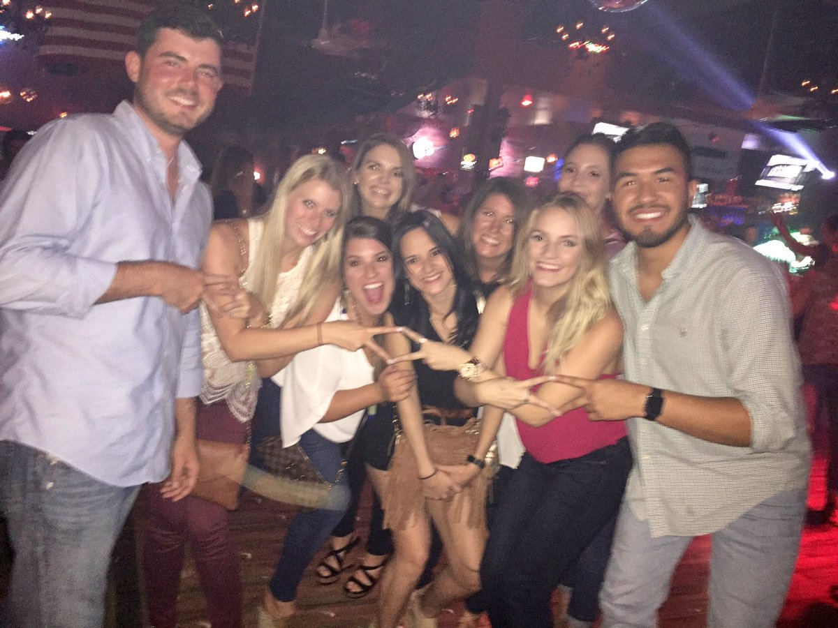 wheezy771's tweet photo. Just a bunch of old #ADPis running into some Pi guys #weliveforeachother #htown @PMoneyGage @Maurice_44 https://t.co/npZmdqj7mN