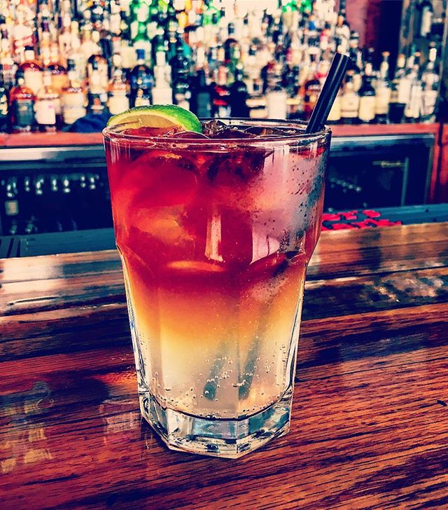 Dark &amp; Stormy, You'll need rum, ginger beer, and lime juice.
#darkandstormy #drink #summer #rum #ginger
📷: @nassifre
