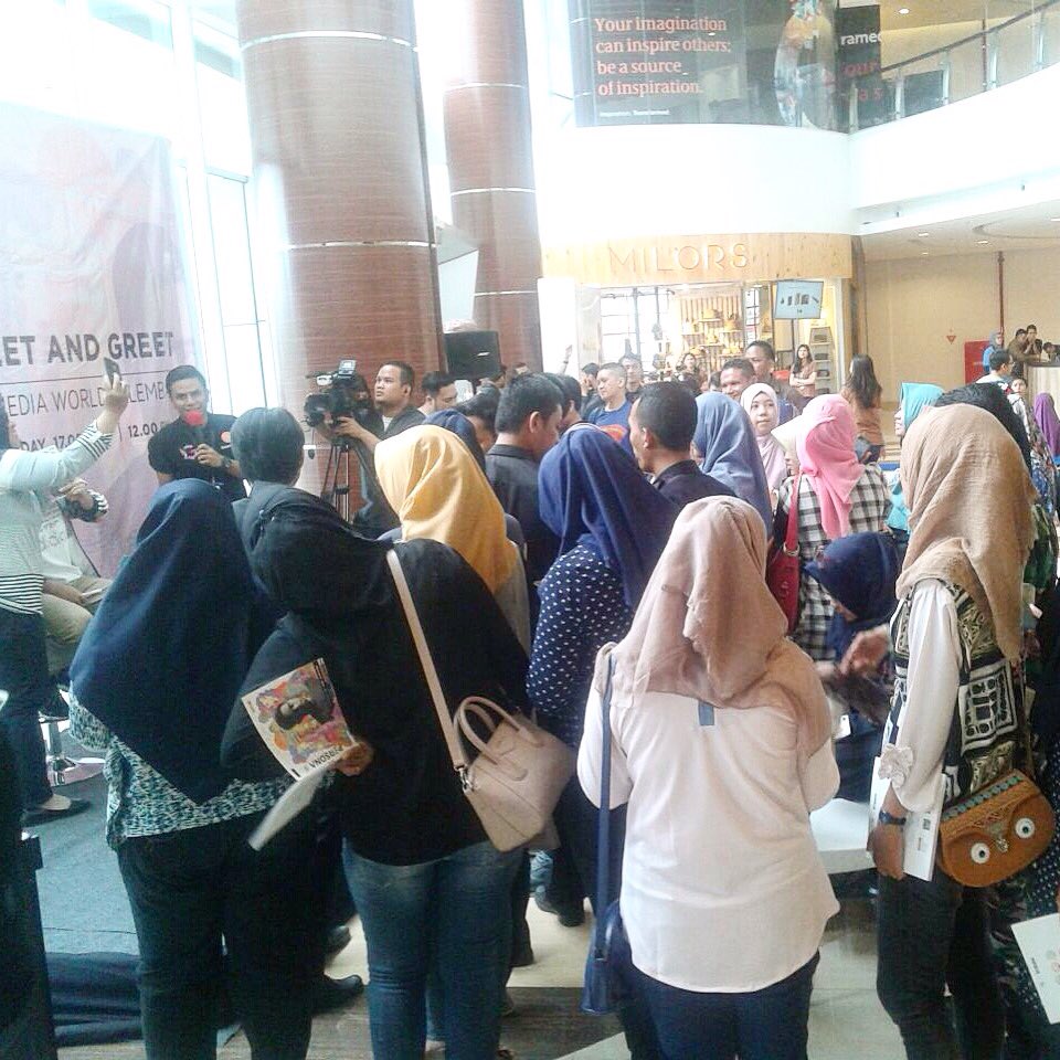 Ikutan ngantri ah buat minta tanda tangan sama foto bareng <a href="/vidialdiano/">VIDI</a> #PersonaVA