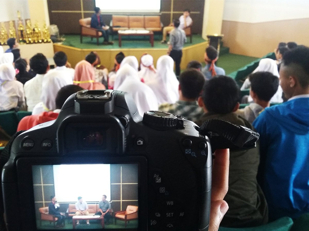 Agroforce2016's tweet photo. [LIVE REPORT]

Sdg berlangsung talkshow seru bersama Bapak Dosen dan Akang dari Faperta Unpad.

#Agroforce2016 https://t.co/jPUNnV24Wf