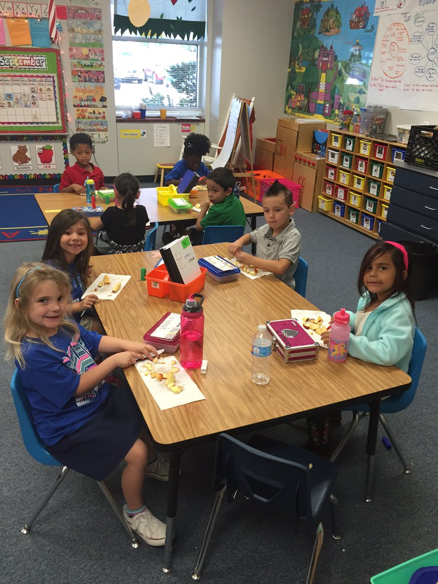 missbelew3's tweet photo. Making applesauce https://t.co/zKxiyIPFAg