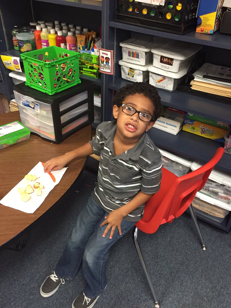 missbelew3's tweet photo. Making applesauce https://t.co/r92fw53g2j