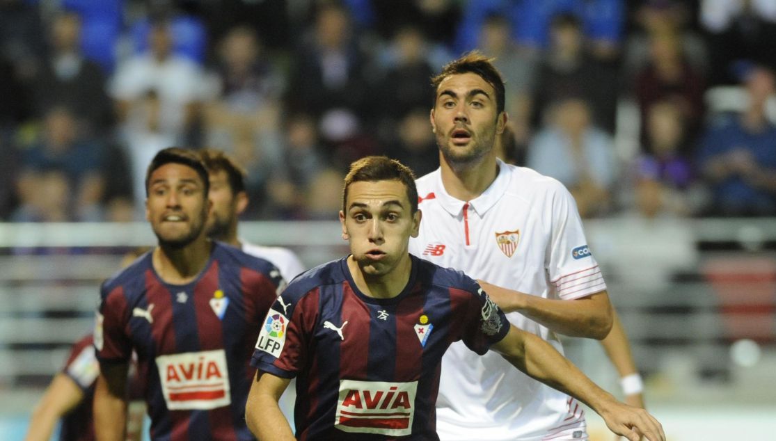 SevillaFC's tweet photo. Presión, intensidad y juego aéreo, principales características del @SDEibar https://t.co/HP92VYd0iF #SevillaFC https://t.co/ojDRCytoWD