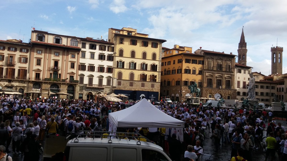 informatorecoop's tweet photo. #Arno2016 Tutti in coda in piazza Signoria #Firenze pronti per #Camminata sull'Arno https://t.co/rl6pAZkGJA