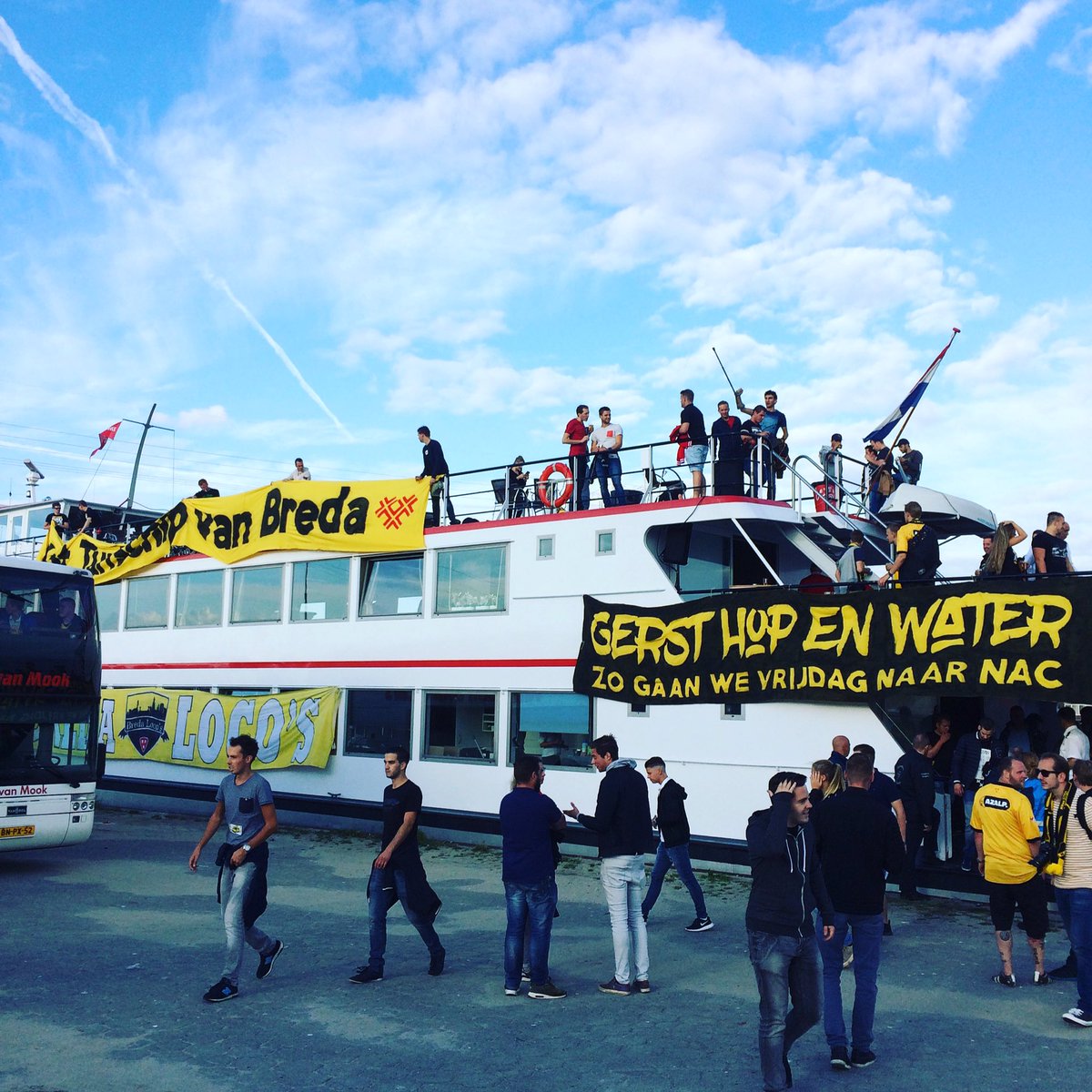 Mike_Walt_'s tweet photo. Mooie foto van het einde van de boottrip! #NACpraat #bootcombi #rkcNAC @bredalocos bedankt! https://t.co/EcCMNzbmRN
