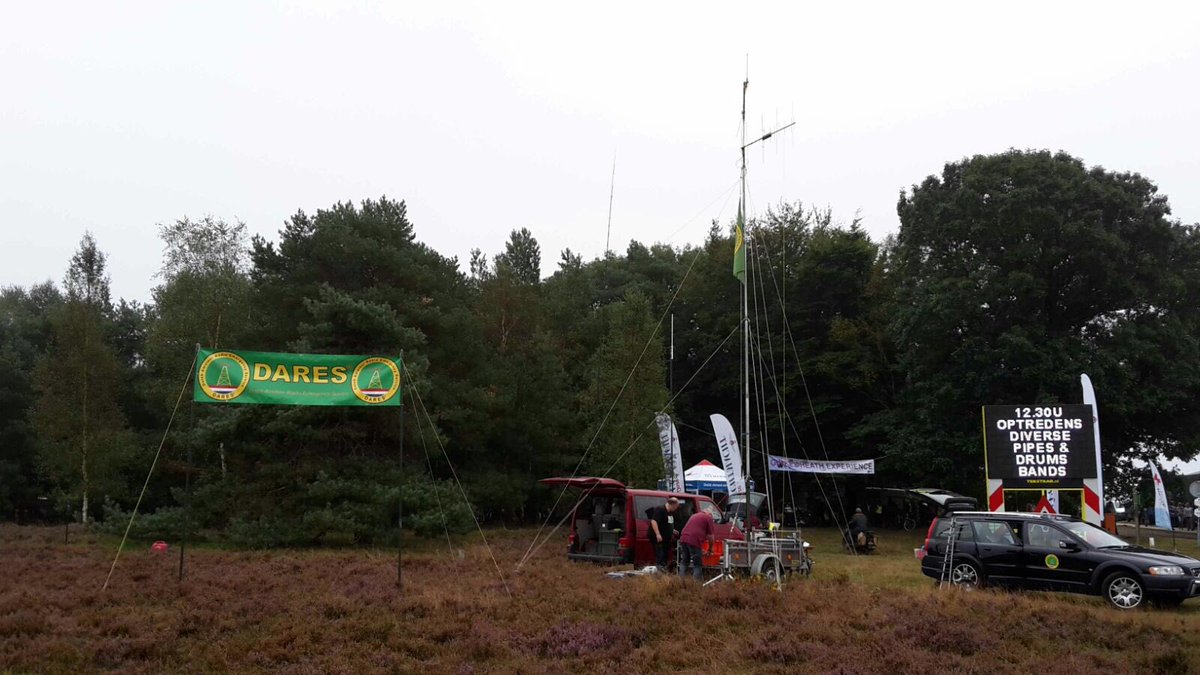 roel_pe2cvf's tweet photo. Dares is aanwezig met een demo op de Ginkelsehei tijdens Airborne herdenking. #hamradio #emmcom #noodcommunicatie https://t.co/5Syv5durtf