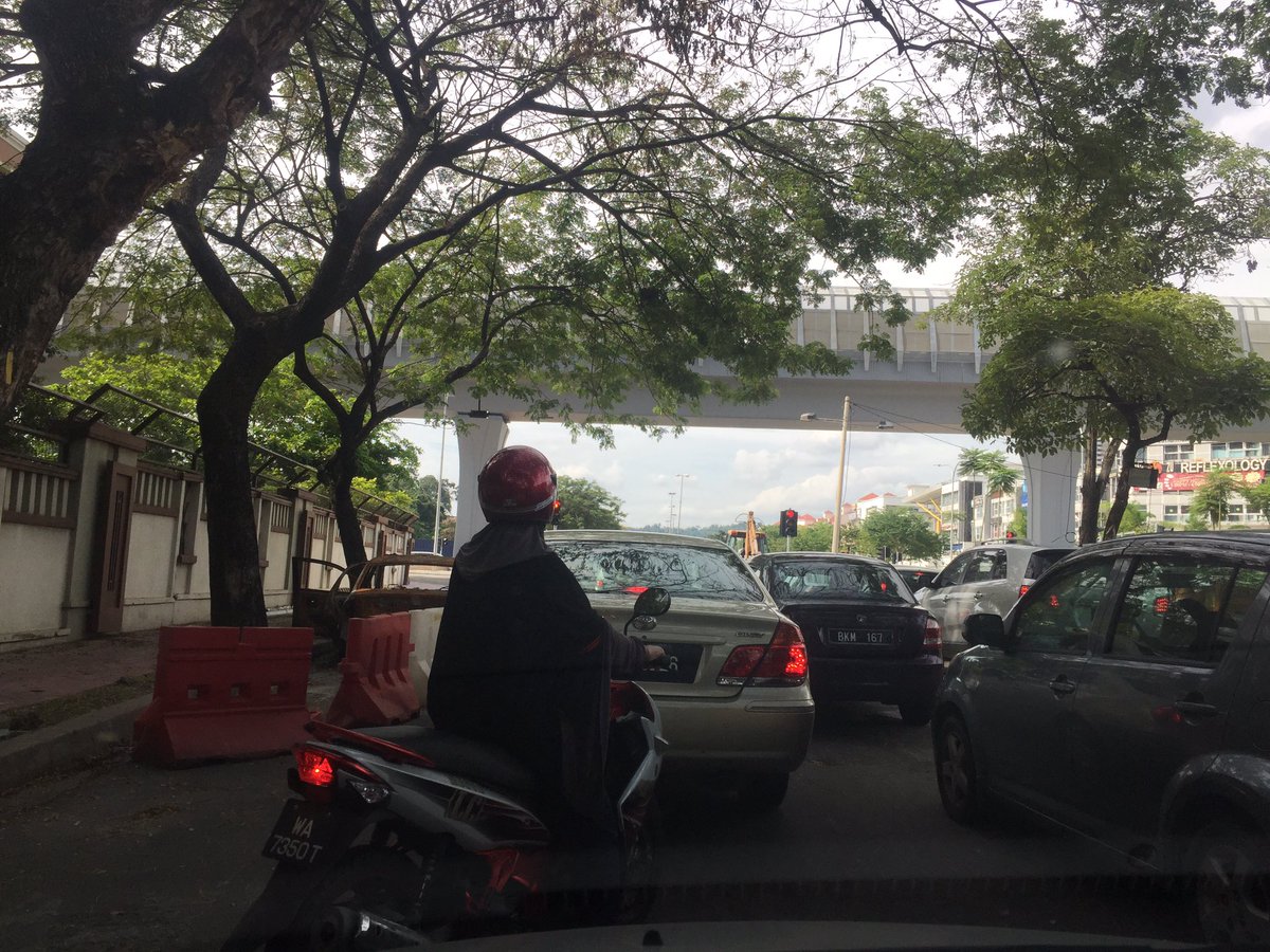 PendekarMaya's tweet photo. Majlis bandaraya petaling jaya bila nak ambil tindakan ni? Kenapa lembab? Or seronok sgt nk simpan bangkai keta ni? https://t.co/ac8lang4Yk