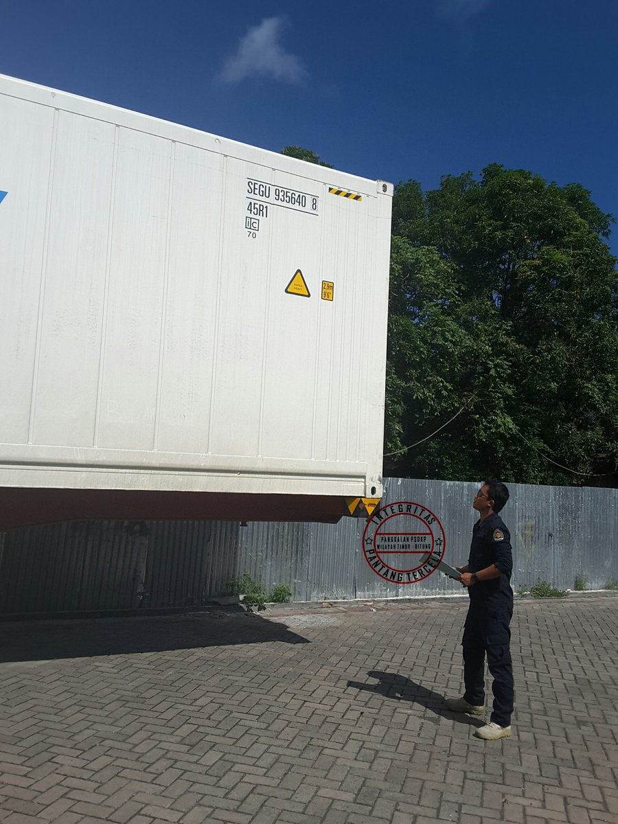 LanPSDKPBitung's tweet photo. Pemeriksaan distribusi ikan kayu dengan container tujuan Jepang di Bitung. #integritas #kerjanyata #lan2update https://t.co/y492Frjrq8