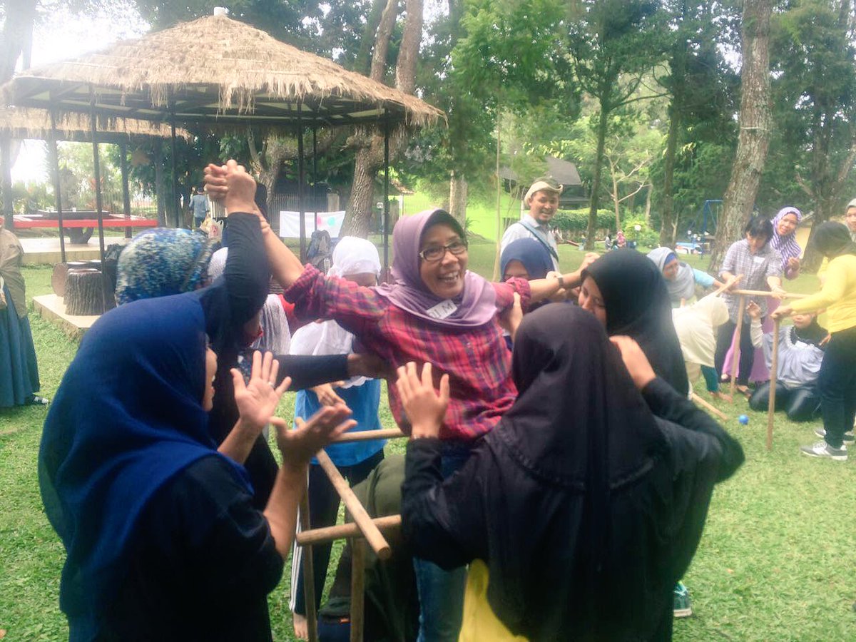 KompasGramedia's tweet photo. #CSRKG menyelenggarakan Leadership Kampung Koran dgn peserta 45 warga pengrajin Kampung Koran dr wilayah Jkt & Bogor https://t.co/EO2YXLEK4T