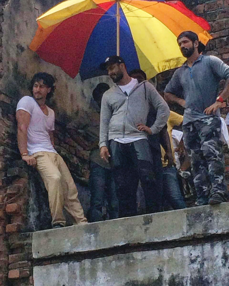 iTIGERSHROFF's tweet photo. Taking a breather before flying again from rooftop to rooftop. Blessed to be in the land of lord shiva! #Varanasi https://t.co/fOBlTK1IGD