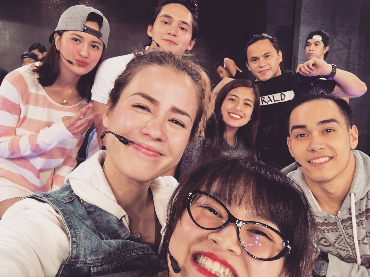 Valeentawak's tweet photo. My happy pillsssss https://t.co/zHRrttm6Rd