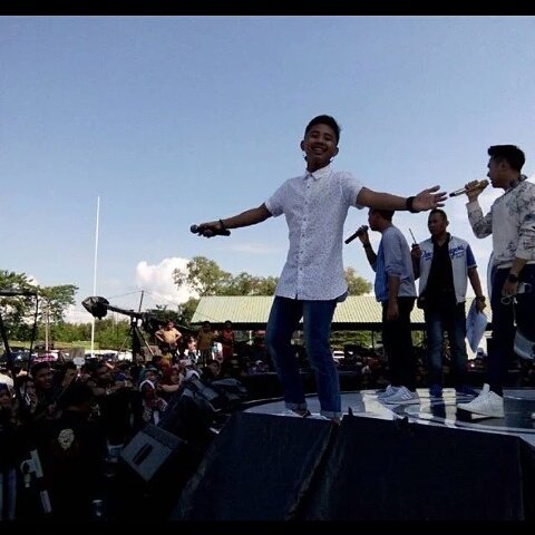 BrianUza10's tweet photo. Semoga lancar konsernya de @DA3_Rafly udah ramee
#RaflydiDAMICirebon https://t.co/Axrph5qDxG