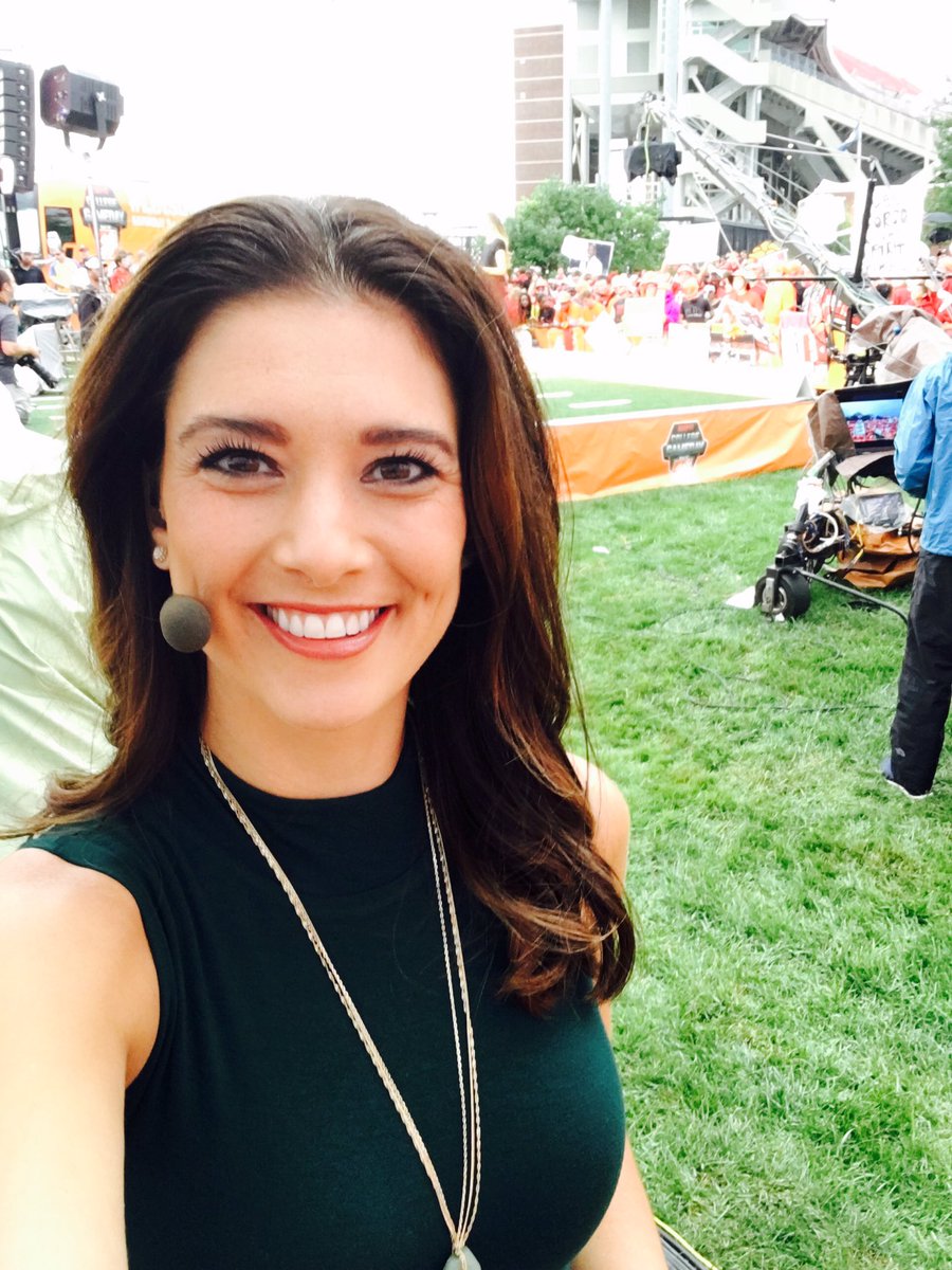 pin on beautiful women sportscasters and news reporters