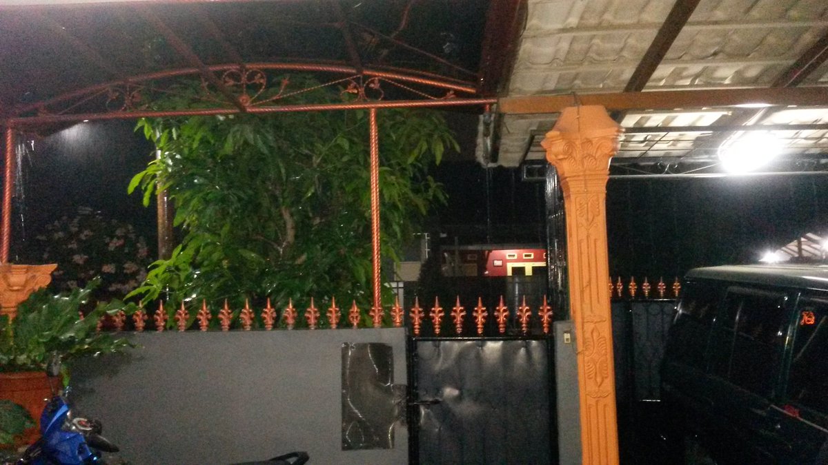 budiir63's tweet photo. @RadioElshinta: Cuaca saat ini Mekarsari Cimanggis Depok hujan deras disertai petir hrp pengendara hati2 https://t.co/DiaNVZiJrt
