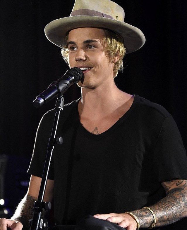 BELIEBERS Q VER ESSE TWEET N IGNORE, DEEM RETWEET P VOTAR, VOTAÇÃO ACABA HOJE!
VOTE BIEBER ON MPN #MPN #JUSTINBIEBER