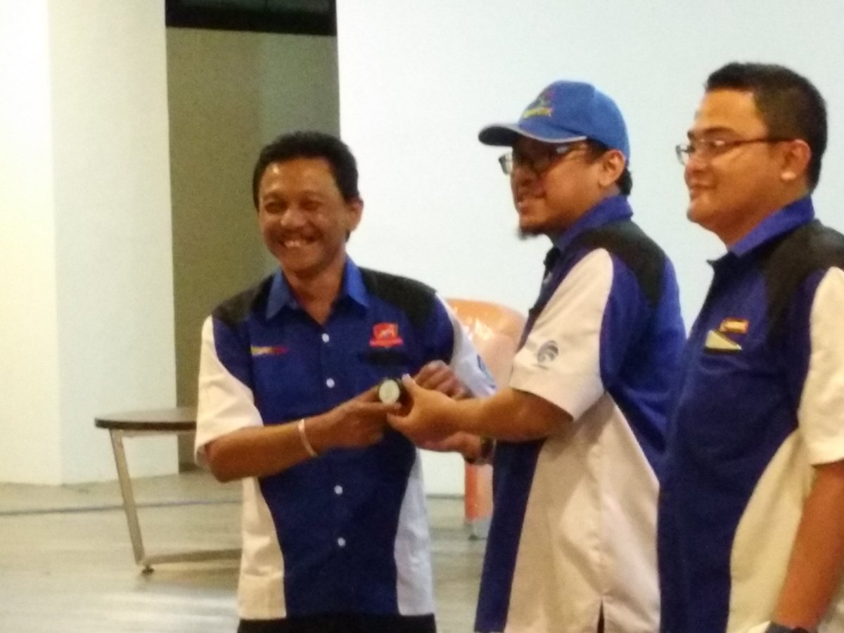 rtiksmi's tweet photo. Cieeee serah terima jabatan @RelawanTIK #MunasRTIK #FED2016 Ketua lama @banyumurti kepada @fajareridianto https://t.co/PDKII5VN2w