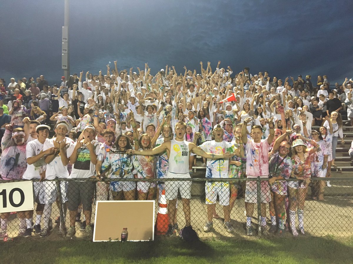 HTwnStudentSec's tweet photo. best student section in the 517🏈⚪️ https://t.co/Tk9hSQIiEC