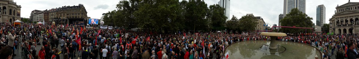 StopCetaTtipFfM's tweet photo. Der Opernplatz in #Frankfurt ist immer noch wahnsinnig voll! #StopCetaTTIP https://t.co/m71Tox7o56