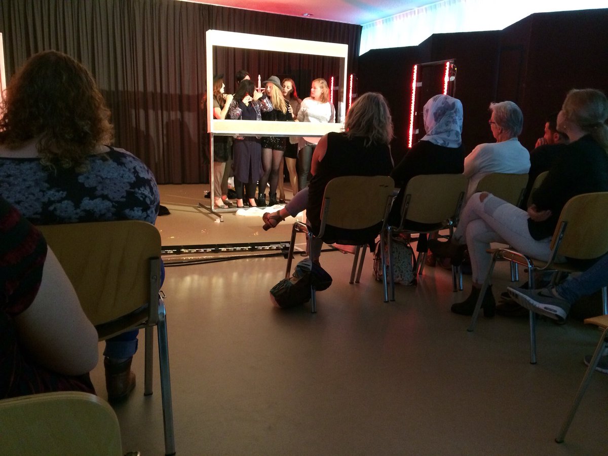 StutTheater's tweet photo. Ook al is het middag: de #JongStut meiden speelden de sterren van de hemel! Chapeau! #321IKKOM! @BijBosshardt_KE https://t.co/zSkihMLIo1