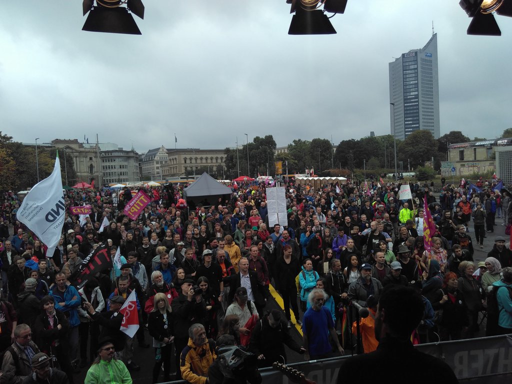 ttipdemoleipzig's tweet photo. Einem Riesendank an 15.000 Teilnehmende #le1709 und 320.000 auf allen 7 Demos zusammen! We will #StopCetaTTIP https://t.co/vDyp2duJ5f