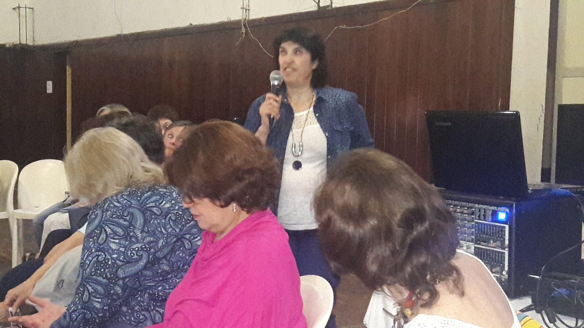 redineonline's tweet photo. Analía presenta a IFIPRAC,  pensarnos como investigadores de prácticas educativas en #redine2016 https://t.co/UZAbKJk3bB