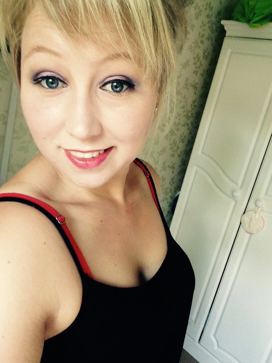 misshill91's tweet photo. #selfie #restday #makeup #girly #fitness #shoppingforprotein #haha #gymlove #gymlife #redlips #darkeyes #happy https://t.co/blKavtLTTz