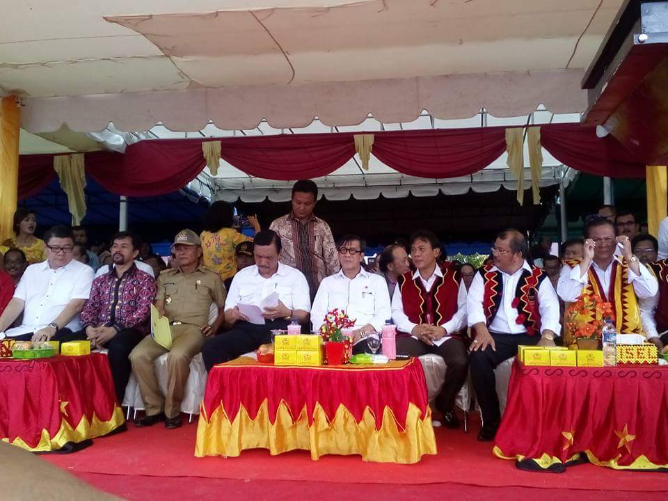 Menko Maritim dgn Istri melepas peserta Samosir Lake Toba Ultra Marathon 2016 di Hotel Sitio Tio, Tapanuli Utara.