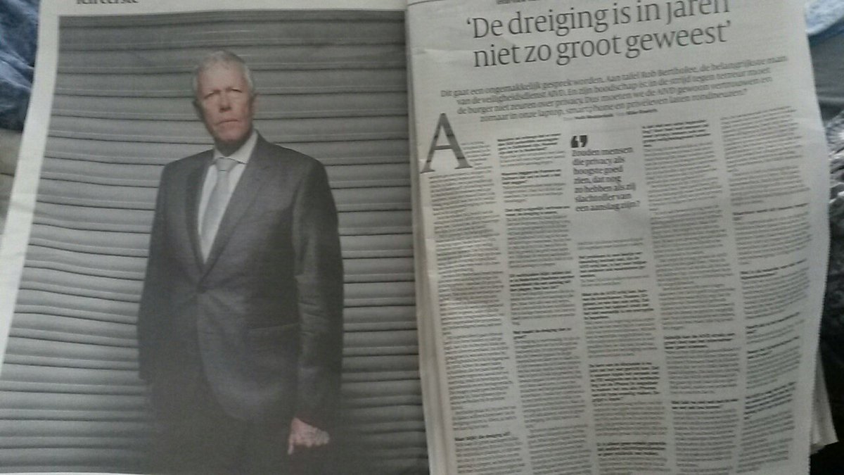 Instant Zilveren Camera-werk, dit portret van topman #AIVD. Je blijft kijken! Door <a href="/roelofs_mike/">Mike Roelofs</a> <a href="/volkskrant/">de Volkskrant</a>
