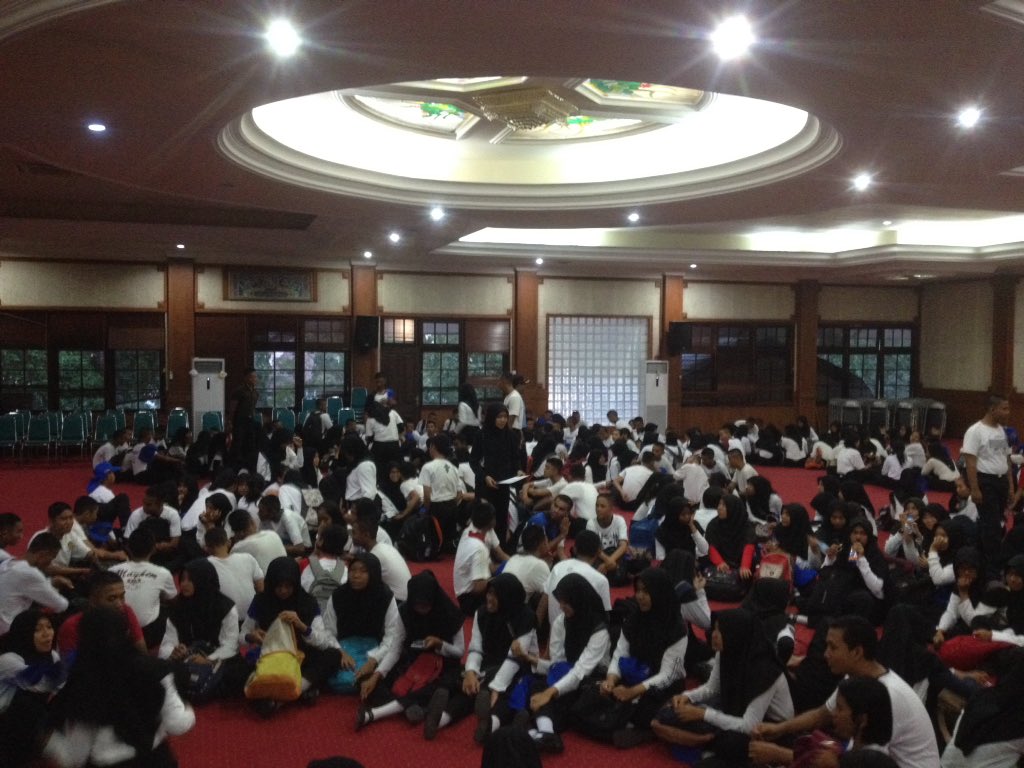 PaskibraMataram's tweet photo. Gladi acara Pengukuhan Anggota Paskibra Se-Kota Mataram angkatan ke-25 tahun 2016 https://t.co/mCsEeuXNrZ
