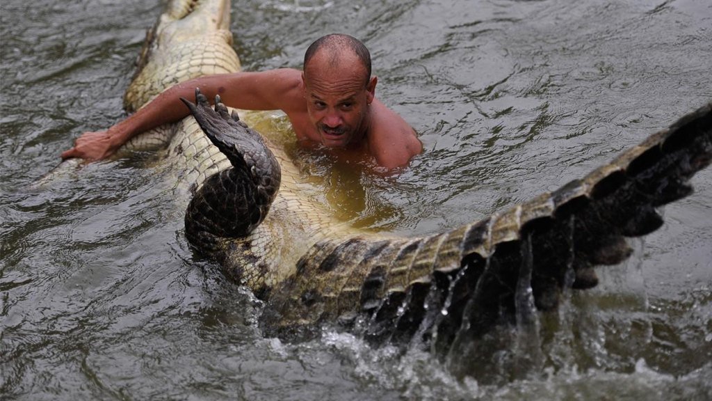 'Le réchauffement climatique c'est une invention des médias' Roger, 42 ans, chasseur de crocodiles en Bretagne.
