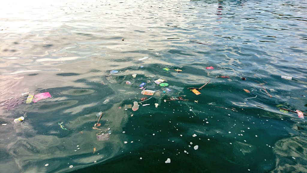 AidaGreenbury's tweet image. Afternoon sun beaming over the rubbish in #JavaSea. #SayNotoPlastic