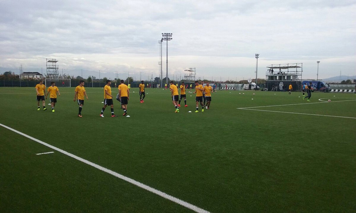 juventusfc's tweet photo. Riscaldamento per i nostri ragazzi! 👍💪💪 #JuveBari #Primavera #JYouth https://t.co/HqPwmC8K96