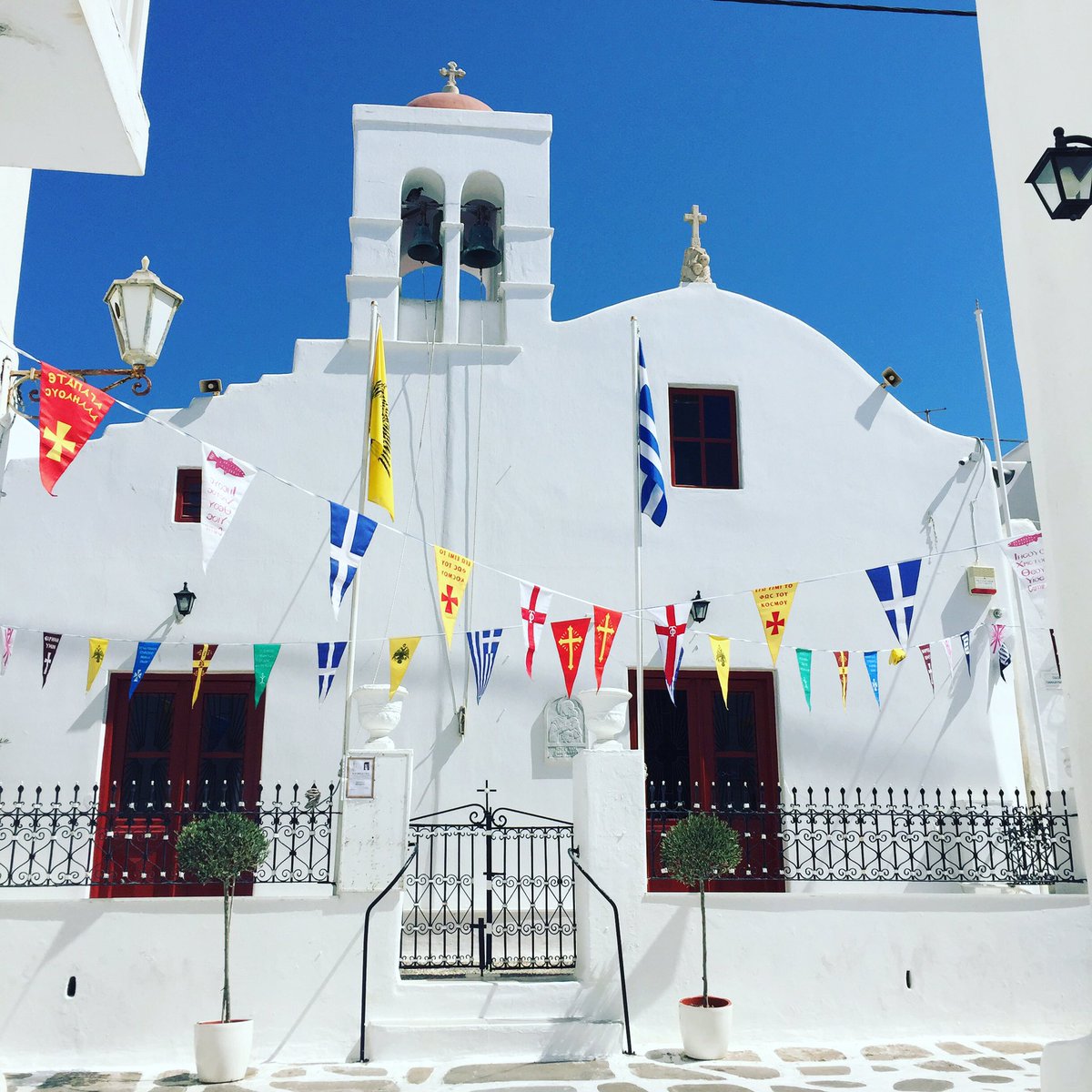 Traveller_e's tweet photo. Mykonos this afternoon #greece #mykonos #church #travel #travelphotography #blue #white 🇬🇷 https://t.co/YD4v9bjH3A