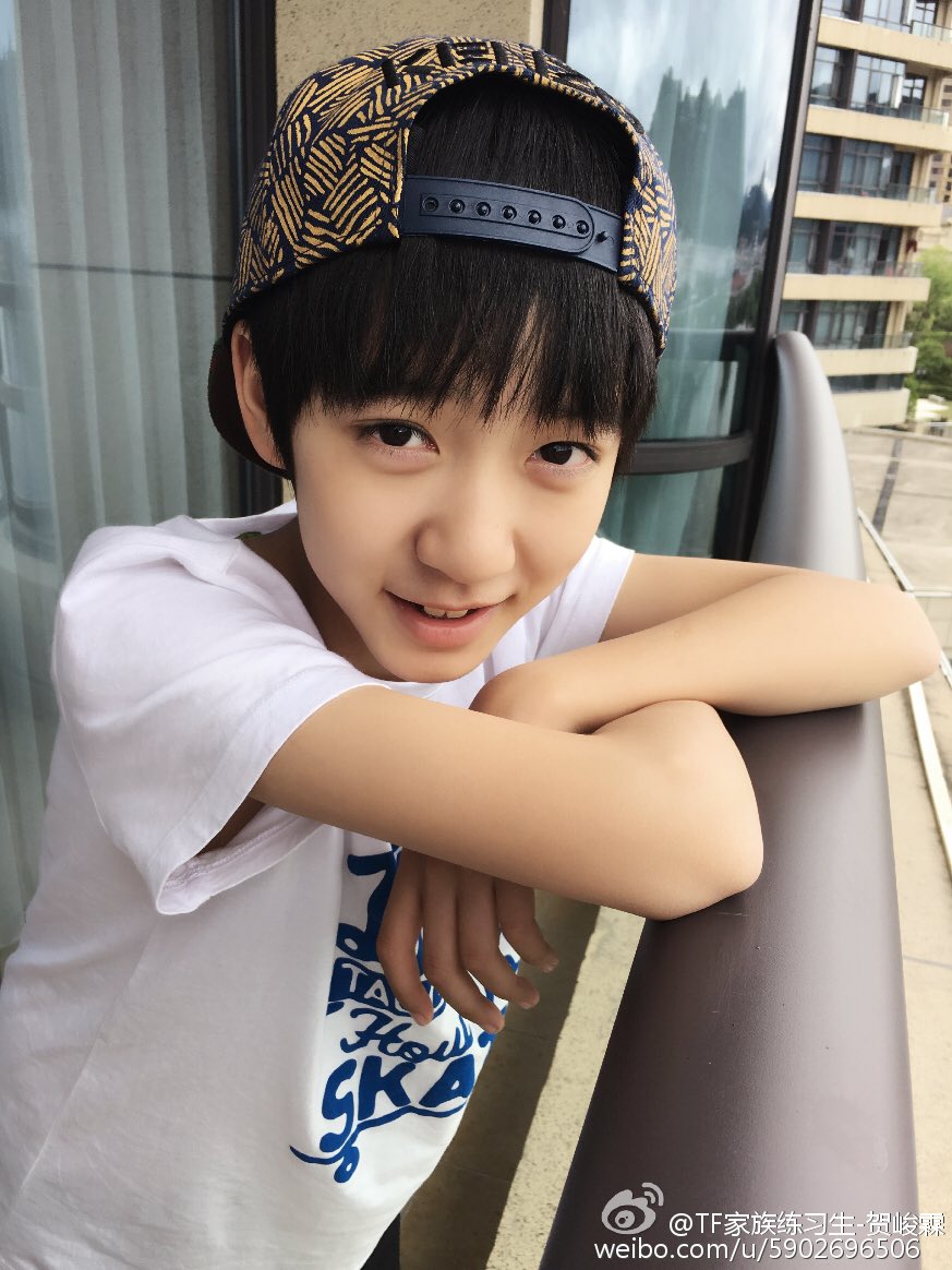 hejunlin0615's tweet photo. 160915#hejunlin weibo update 2p

就在阳台上等着月亮了！！！[鼓掌][鼓掌]大家中秋节快乐。PS：我最喜欢吃火腿月饼，你们喜欢什么呢？？

 #贺峻霖 #tftrainee #tf家族 https://t.co/XMU5timA9d