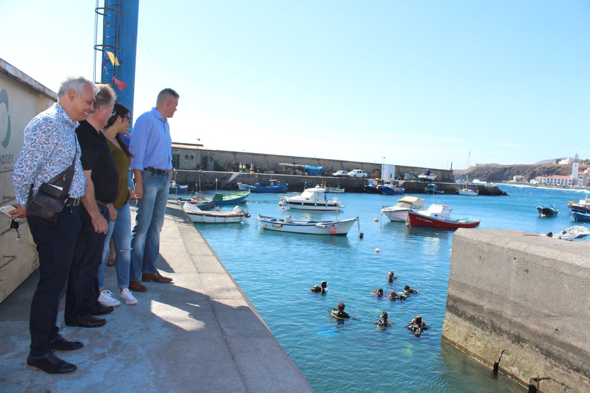 AytoCandelaria's tweet photo. Limpieza terrestre y submarina de la costa de #candelariatfe
@CabildoTenerife
#MedioAmbiente https://t.co/JxOe9fnzwX