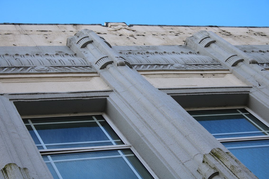 Artdecomagpie's tweet photo. Former Woolworths, Malvern (1936). Now an Iceland with a rather shabby facade, oh the indignity! @KA_Morrison https://t.co/H8GHI7xKYf
