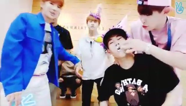 lowqmonstax's tweet photo. ot7 https://t.co/xTt2Ap4H3N