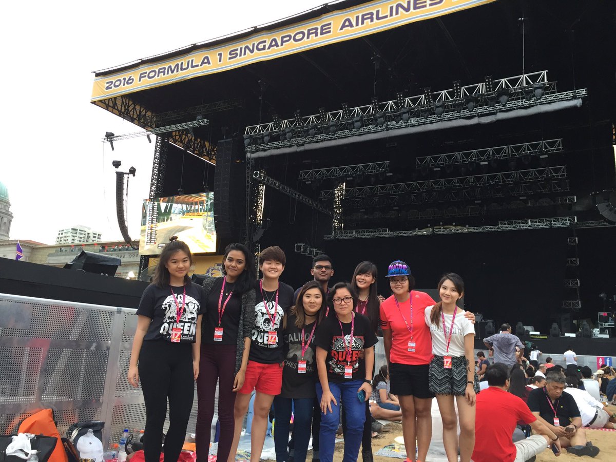 AdamLambertSG's tweet photo. Some of us on at the Padang stage NOW! #Queen #AdamLambert #SingaporeGP #SGPconcert #F1NightRace #SingaporeF1 https://t.co/tkHx4lbPsO