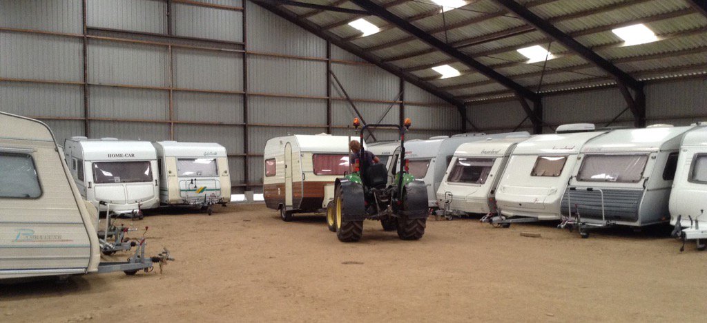 DJBuikema's tweet photo. Het wegzetten van de caravans in de stalling is weer begonnen. #caravanstalling https://t.co/mEyI0i78Cl