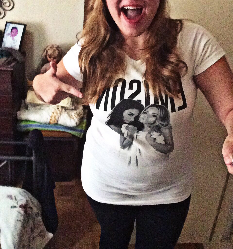 ShaysSmile79's tweet image. Whoever has an Emison shirt put a photo below bc #EmisonArmy is the best💕
Here's mine👇🏻😁 @shaymitch  @SashaaPieterse