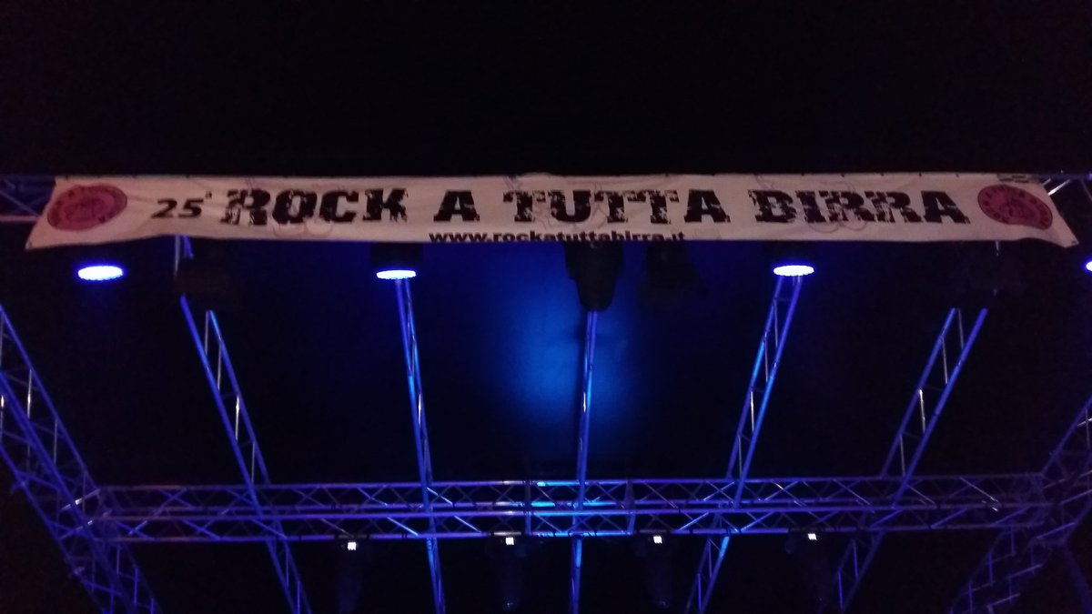 Sabato scorso ci aspettava una serata spettacolo!🎶 Grazie ancora a <a href="/NearcoOfficial/">Nearco</a> ! Hai reso i lupi feliciii!!! 👍