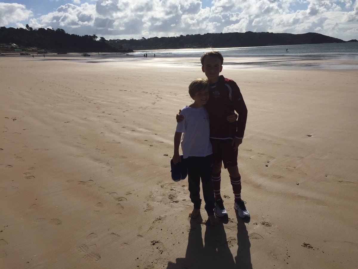 TessaHartmann's tweet photo. Saturday morning's in #JerseyCI - football &amp; then a walk on the beach - pretty awesome  @JohnnieHartman_ @BongoZach https://t.co/DFWBPpDjZk