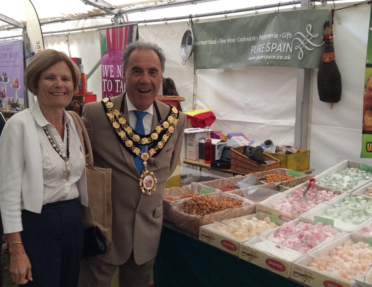 @barnesfoodfair with deputy enjoying diverse food & drink experiences, spoilt for choice! Something for everyone!