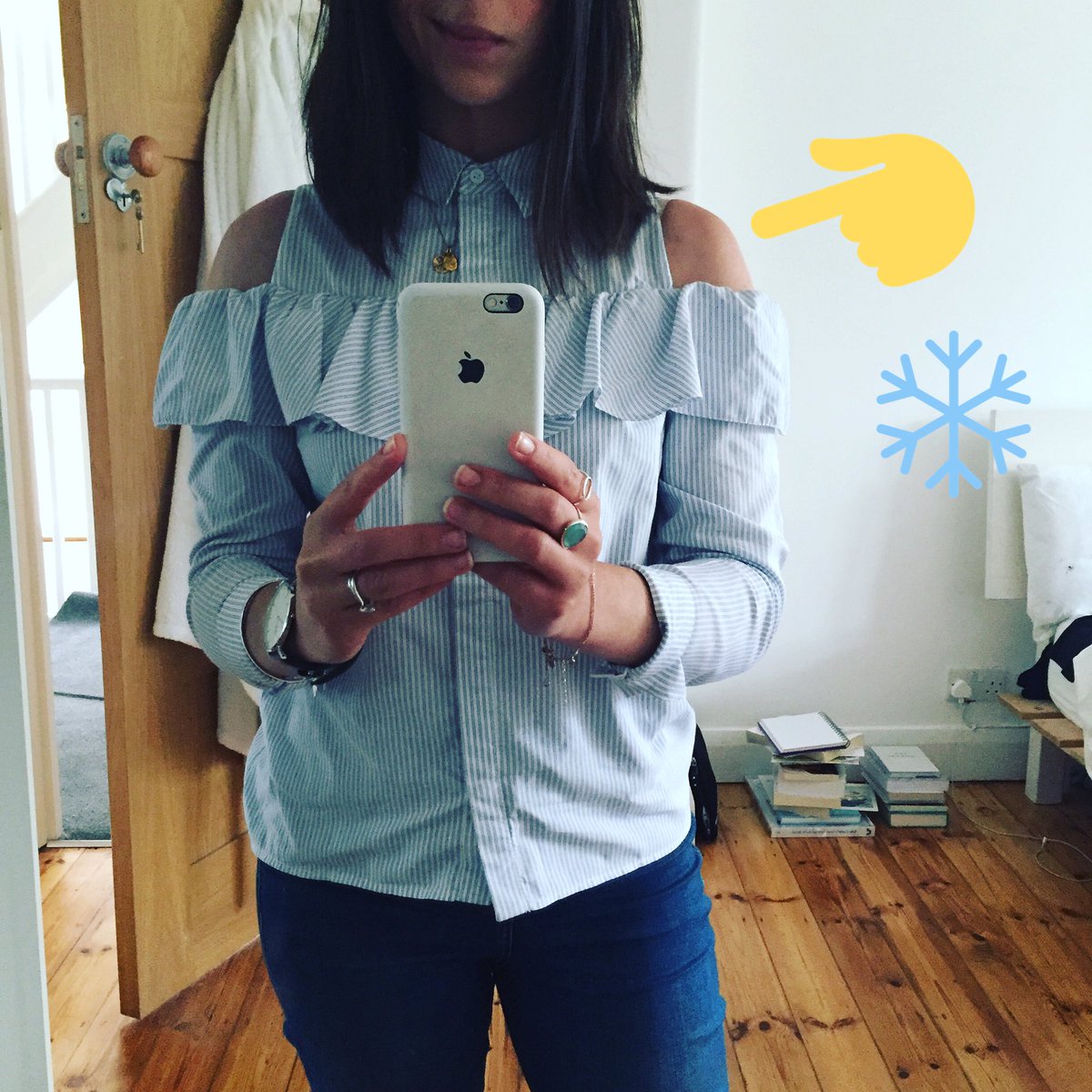 JuliaWhite's tweet photo. Serious fashion question: Just when is it too cold for the cold shoulder? 👕👀🍁 #LFW #fbloggers #chillybits https://t.co/loFam6dqw4