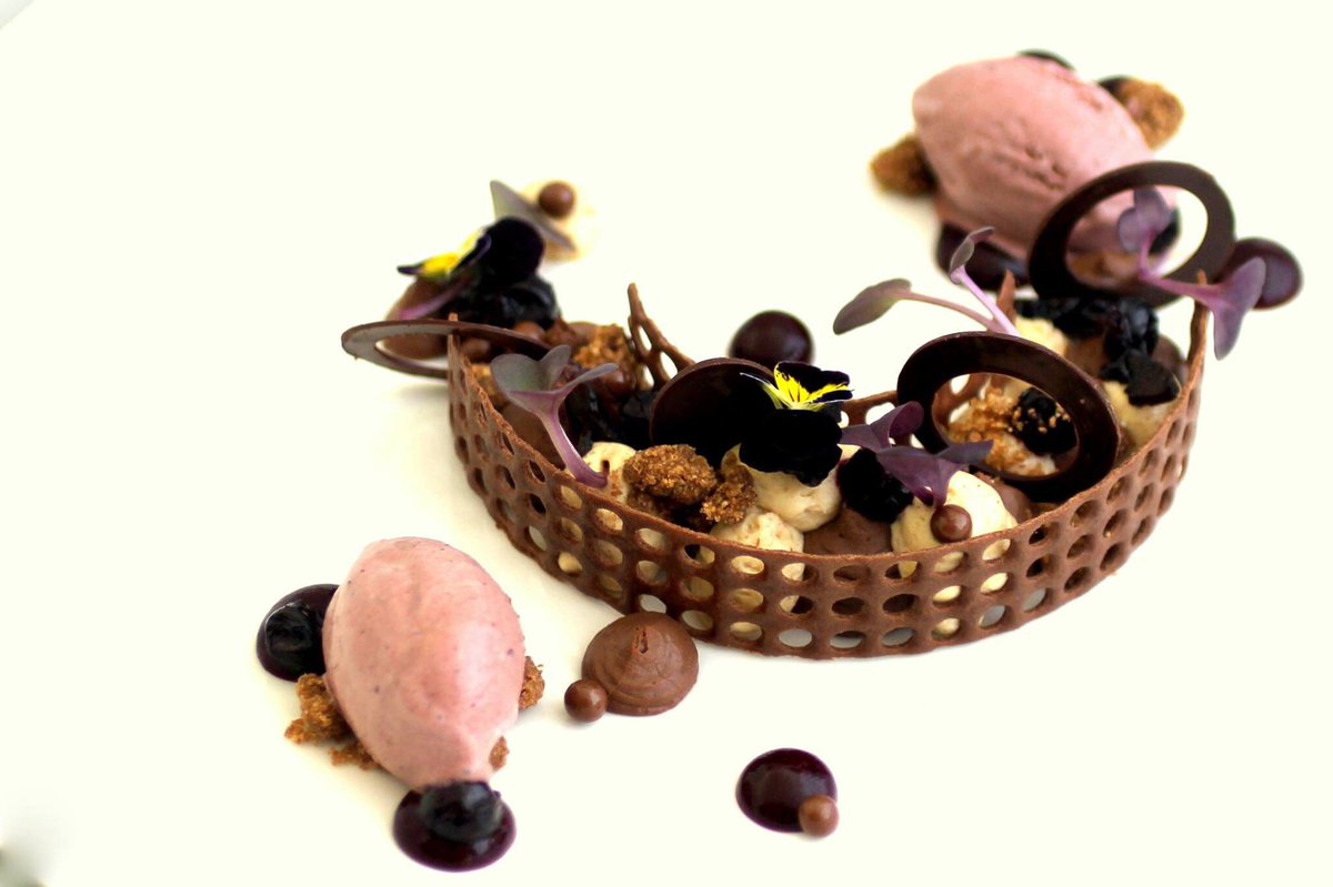 edmo_ni's tweet photo. #velvet#dessert#80%Valrhonachocolate#WaihekeIsland#chocnroll#mudbrick https://t.co/NY2rNp3PSx