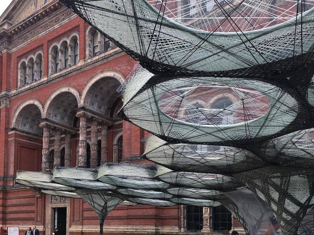 YoniCreatives's tweet photo. The Curve: #vamuseum #engineeringseason #designthinking #collectingvoids #curves #inspirat… https://t.co/TFyjYsaV0V https://t.co/1F8MwnCEqF