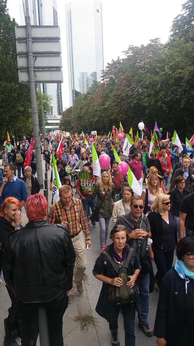 StopCetaTtipFfM's tweet photo. Seit 1h laufen Menschen an mir vorbei und es ist kein Ende in Sicht! Genaue Zahlen ab 15 h #StopCetaTTIP#Frankfurt https://t.co/J60OVQtYfx