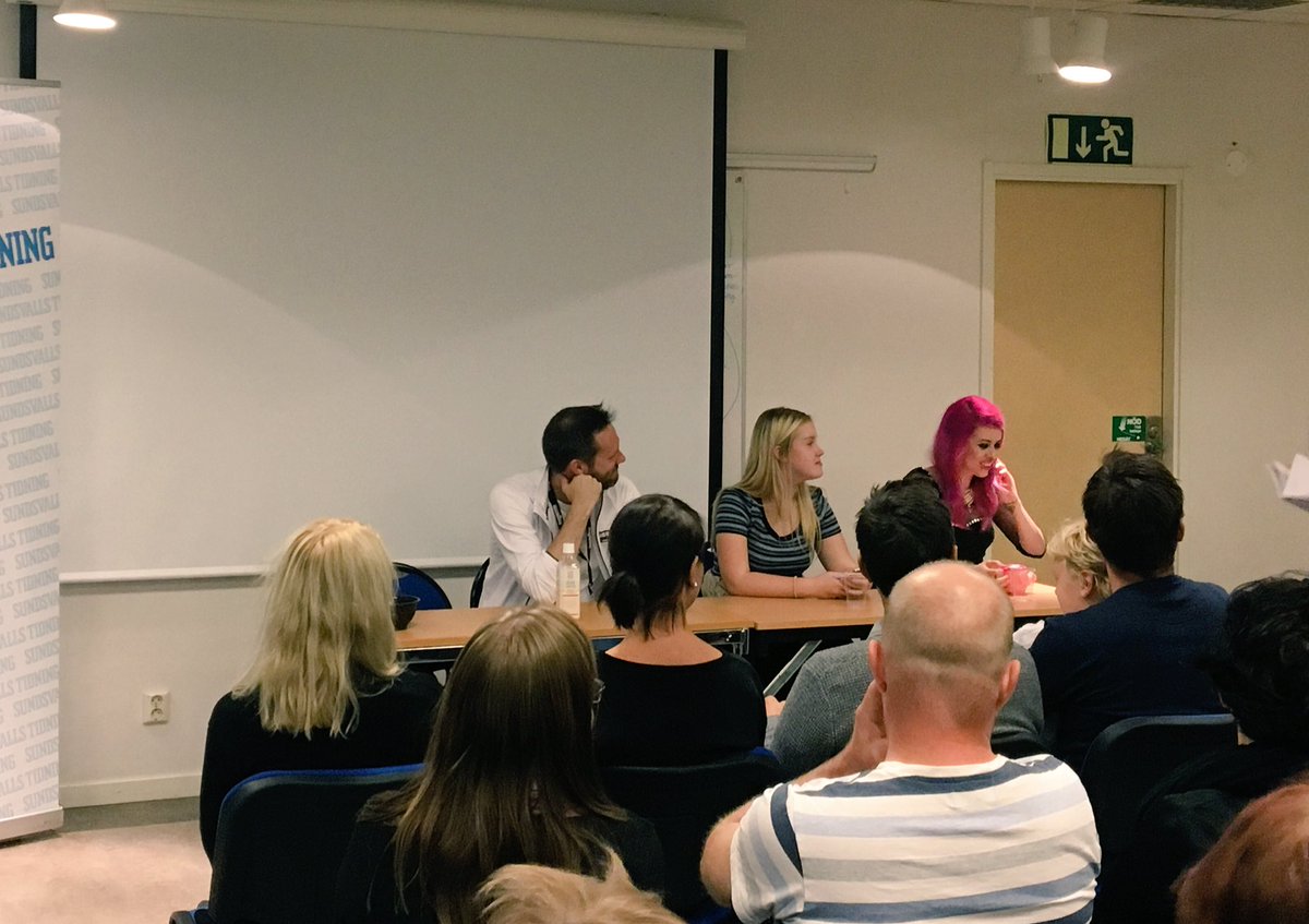 WeAreEraNordics's tweet photo. Parent park discussions with @TheSwedishLad, Beas liv and @MoaMurderess ✨ #tubecon16 https://t.co/2HCzHgXhAf