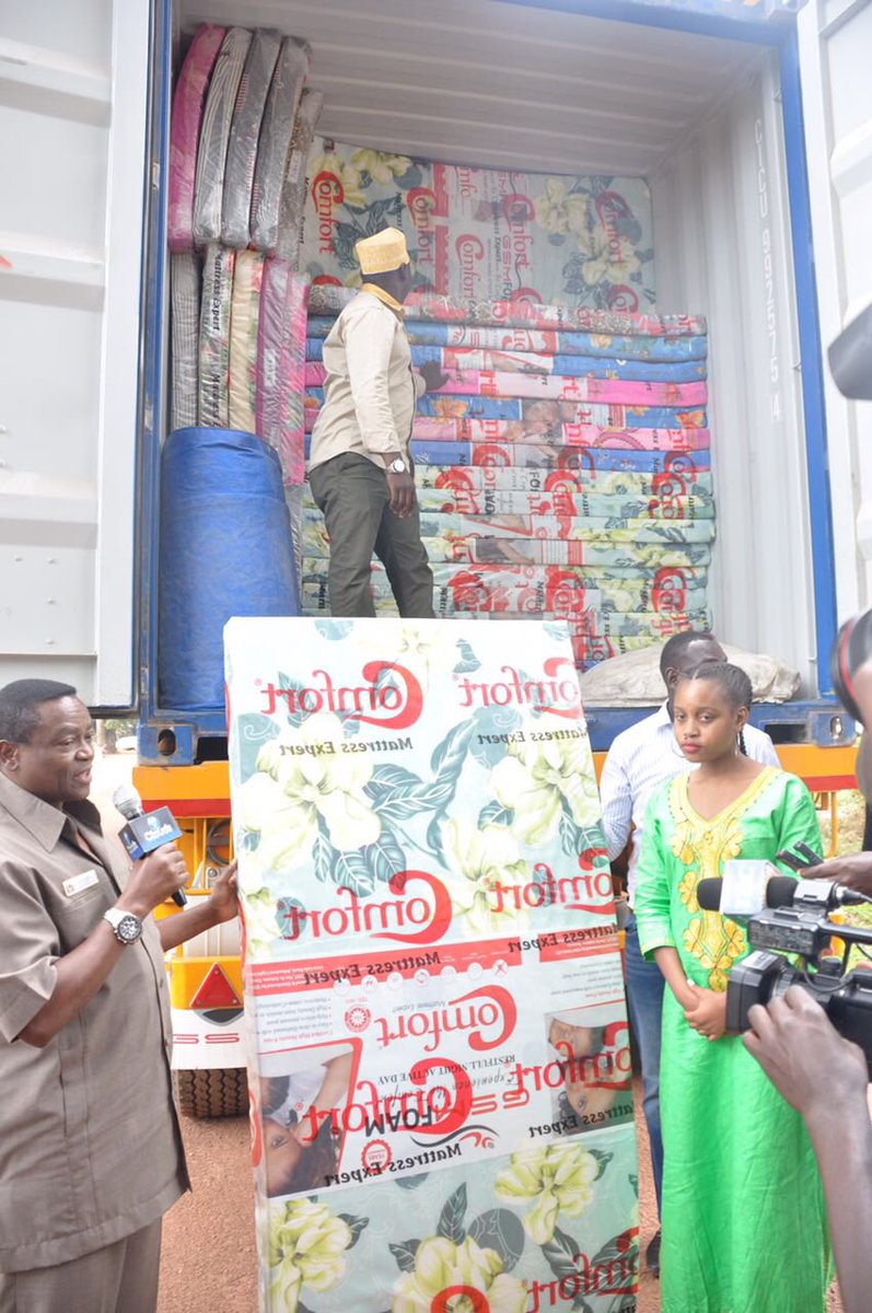 jokateM's tweet photo. Tukikabidhi 40ft high container la magodoro, item iliyoombwa na RC mwenyewe cc @GSMFoundationTz https://t.co/86EQwWsQ3o
