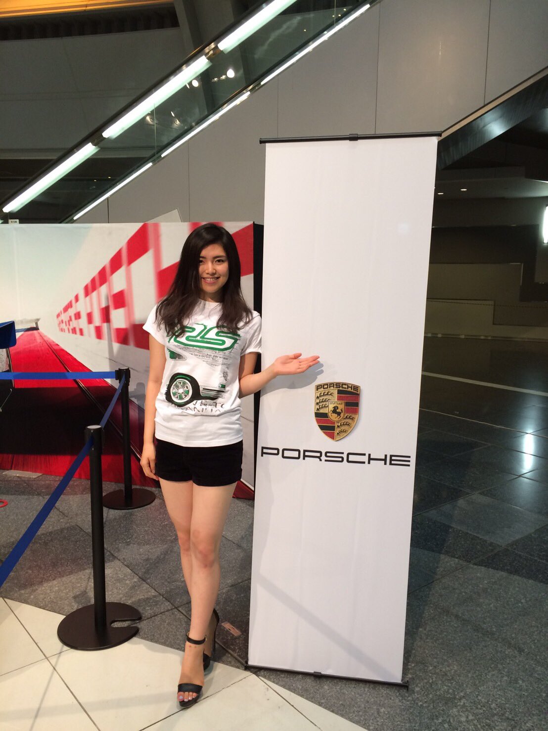 関西コレクションエンターテイメント神戸校 拡散希望 本日 神戸ファッションマートで行われた Porsche Collection にて Kce 神戸校所属モデル松岡穂奈美がアテンドガールとして出演 明日も出演し最終日は 関西コレクション 出演の栁澤理穂が出演し